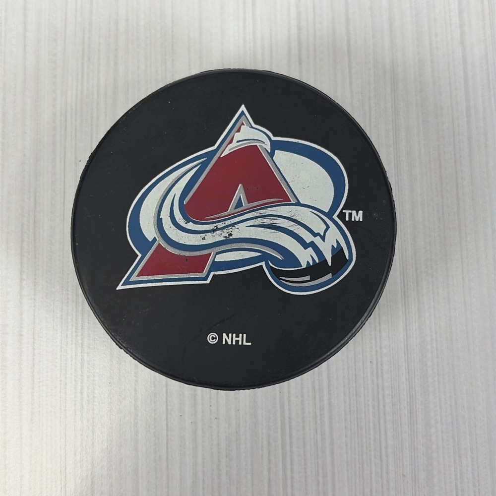 1996-97  COLORADO AVALANCHE OFFICIAL RAVENS ATLETIC  NHL SOUVENIR PUCK